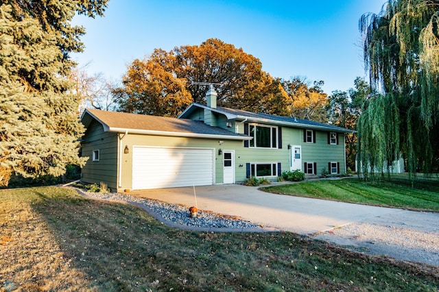 view of front of home featuring a front yard and a garage