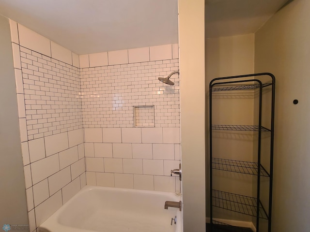 bathroom featuring tiled shower / bath combo