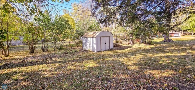 view of yard featuring a storage shed