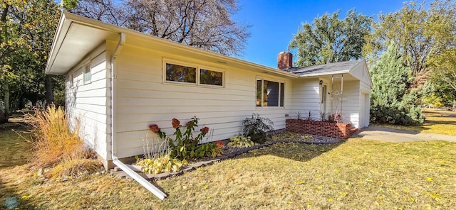 view of front of property with a front lawn