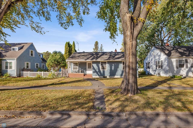 view of front facade featuring a front yard