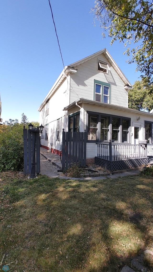 view of front of property with a front yard