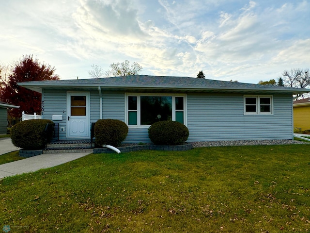 view of front facade featuring a front yard