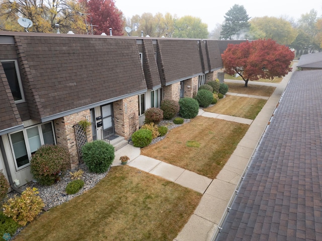 view of front of property with a front lawn