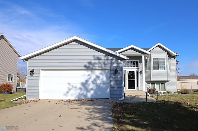 view of front of property featuring a front yard and a garage