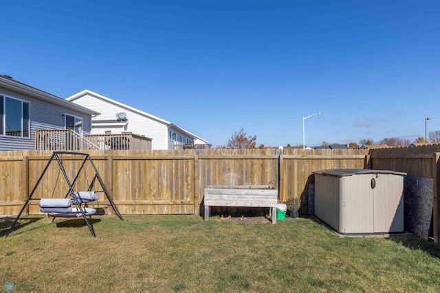 view of yard featuring a storage unit