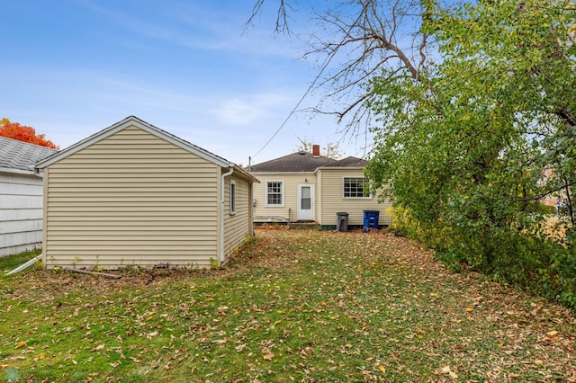 back of house featuring a lawn