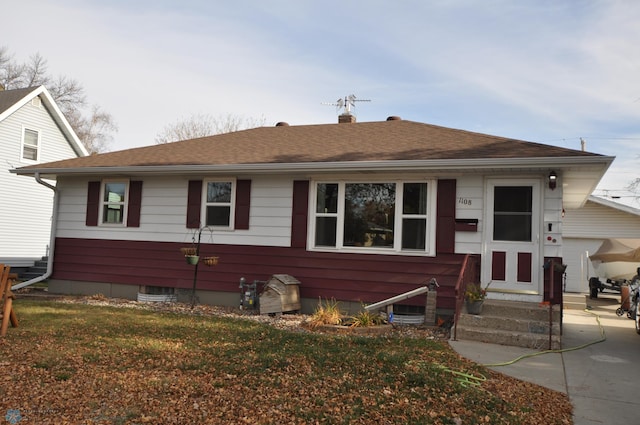 view of front of property featuring a front yard