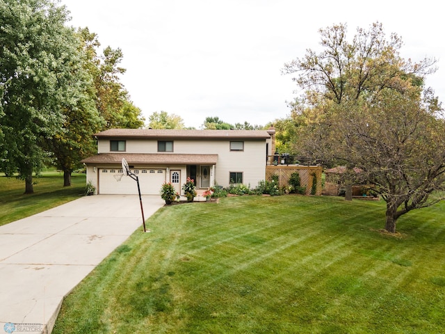 view of front property featuring a front yard