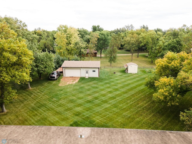 view of yard featuring an outdoor structure and a garage