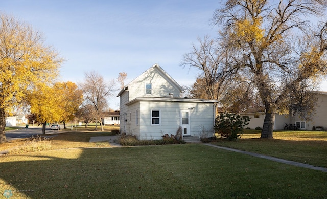 view of front of house featuring a front lawn