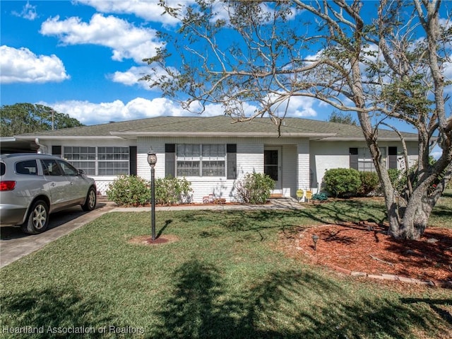 single story home with a front yard