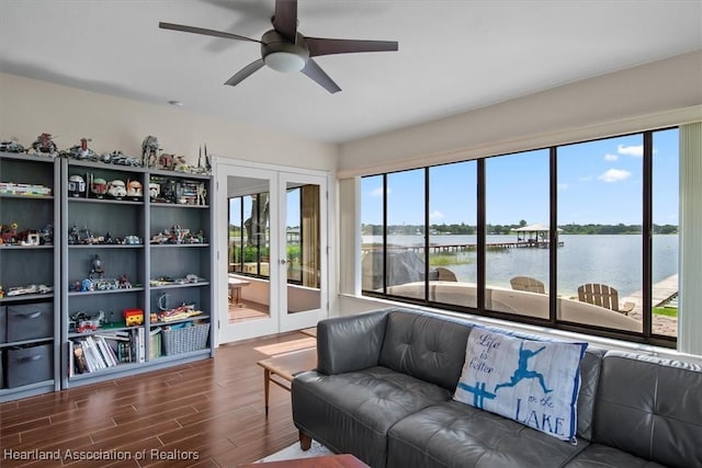 130 Deanna Dr, Lake Placid, FL 33852 - living area featuring healthy amount of natural light, a ceiling fan, wood finished floors, and a water view