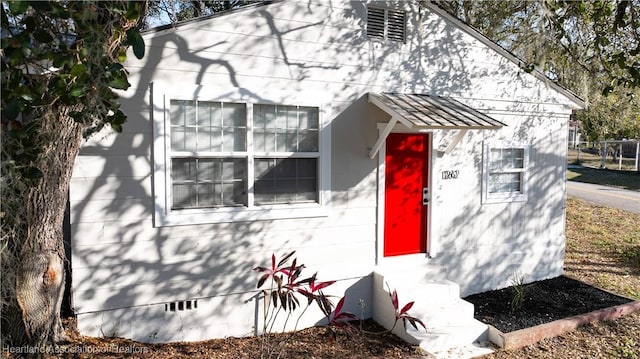 view of front facade featuring crawl space