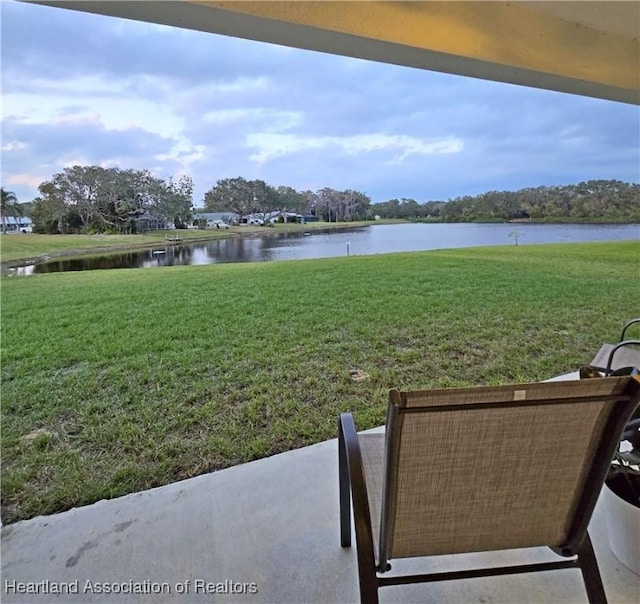 view of yard featuring a water view