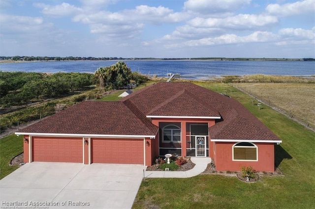 ranch-style house with stucco siding, an attached garage, driveway, and a front yard