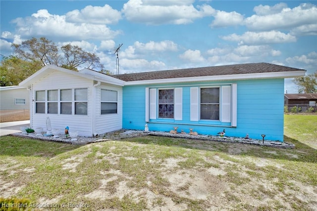 single story home with a front lawn