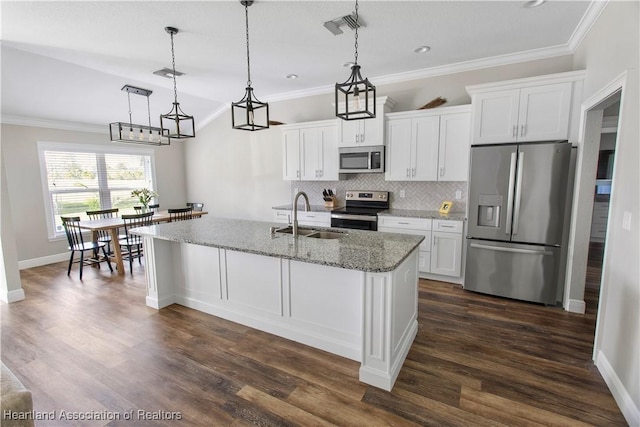 kitchen featuring sink, white cabinetry, an island with sink, pendant lighting, and stainless steel appliances