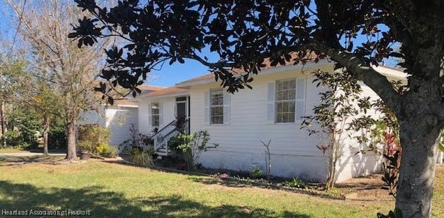 view of front facade featuring a front lawn