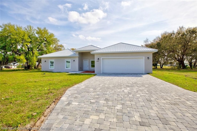 view of front of home featuring a front lawn and a garage