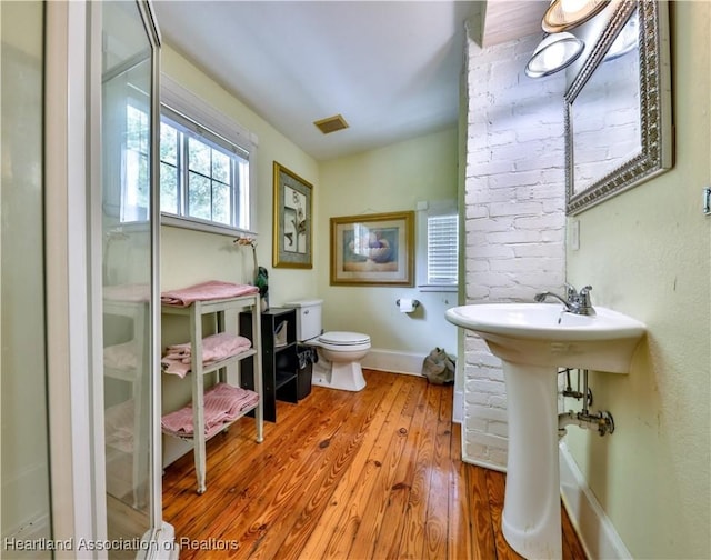 2220 Lakeview Dr, Sebring, FL 33870 - bathroom featuring lofted ceiling, visible vents, toilet, wood finished floors, and baseboards