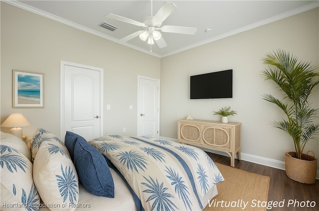 897 Entrance Rd, Avon Park, FL 33825 - bedroom with baseboards, crown molding, a ceiling fan, visible vents, and wood finished floors