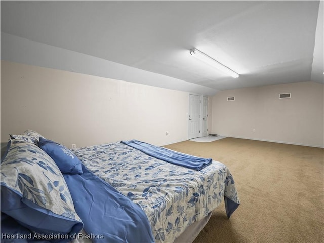 897 Entrance Rd, Avon Park, FL 33825 - carpeted bedroom featuring visible vents, baseboards, and vaulted ceiling