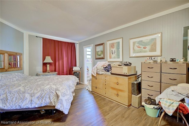 1320 Lakeview Dr, Sebring, FL 33870 - bedroom with wood finished floors and ornamental molding