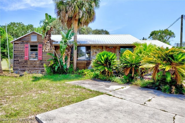 1320 Lakeview Dr, Sebring, FL 33870 - view of front facade featuring a front yard and metal roof