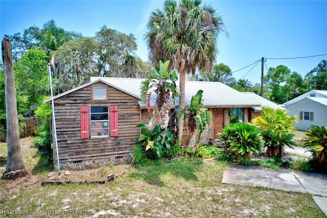 1320 Lakeview Dr, Sebring, FL 33870 - view of front of house featuring metal roof, fence, and crawl space