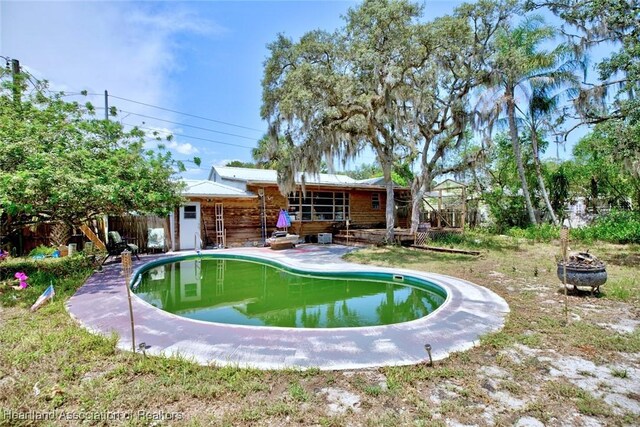 1320 Lakeview Dr, Sebring, FL 33870 - view of swimming pool featuring an outdoor fire pit and a patio
