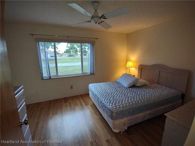 160 Parkview Cir, Lake Placid, FL 33852 - bedroom featuring a ceiling fan, a textured ceiling, and wood finished floors