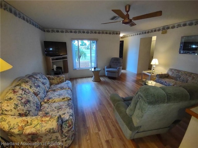 160 Parkview Cir, Lake Placid, FL 33852 - living area featuring visible vents, wood finished floors, and a ceiling fan