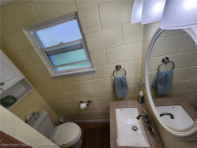bathroom featuring toilet and sink