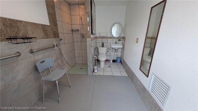 4232 Trails End Rd, Lorida, FL 33857 - full bath featuring tile walls, walk in shower, a wainscoted wall, and tile patterned floors