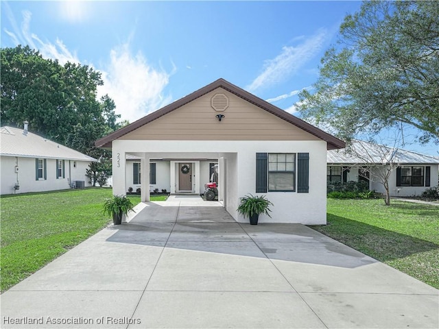 view of front of home featuring central AC unit and a front lawn