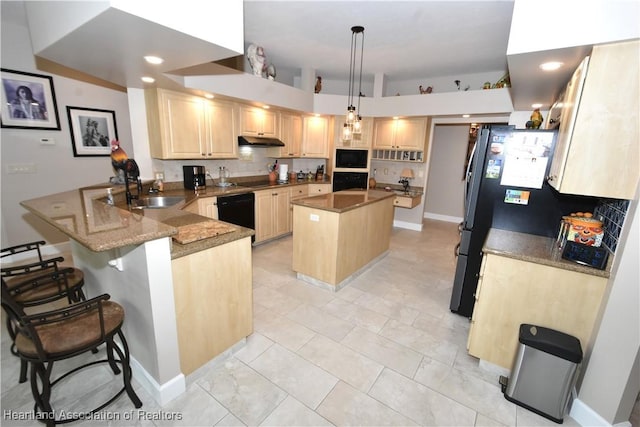 kitchen with a center island, sink, a high ceiling, kitchen peninsula, and a breakfast bar