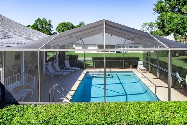 2033 Ashley Oaks Cir, Sebring, FL 33870 - view of swimming pool featuring a patio area and a fenced in pool