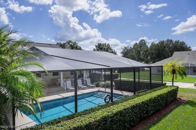 2033 Ashley Oaks Cir, Sebring, FL 33870 - pool with a patio area and glass enclosure