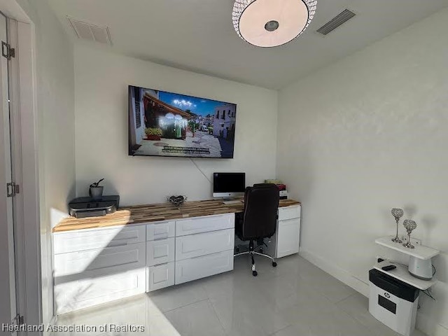 office with visible vents and baseboards