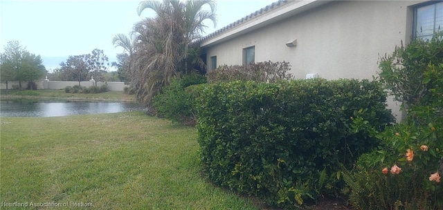 view of yard featuring a water view