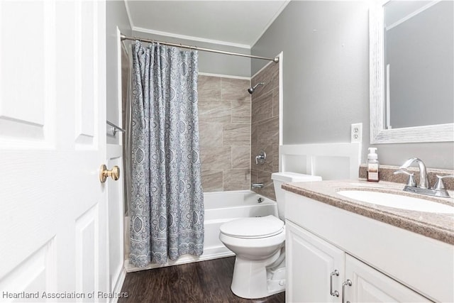 1090 Knollwood Cir, Wauchula, FL 33873 - bathroom with vanity, shower / bath combo with shower curtain, wood finished floors, and crown molding