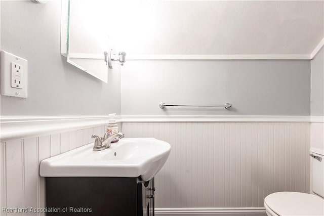 1090 Knollwood Cir, Wauchula, FL 33873 - bathroom with vanity and wainscoting