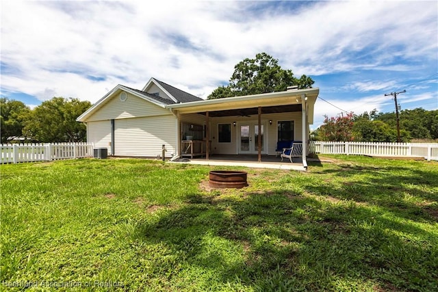 1090 Knollwood Cir, Wauchula, FL 33873 - rear view of property with a fenced backyard and a patio area