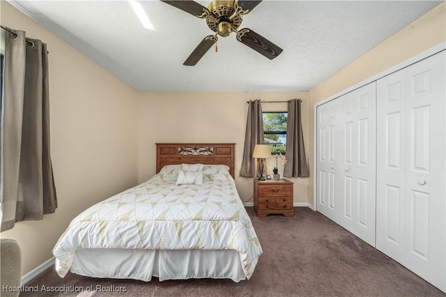 bedroom with baseboards, ceiling fan, carpet, a textured ceiling, and a closet