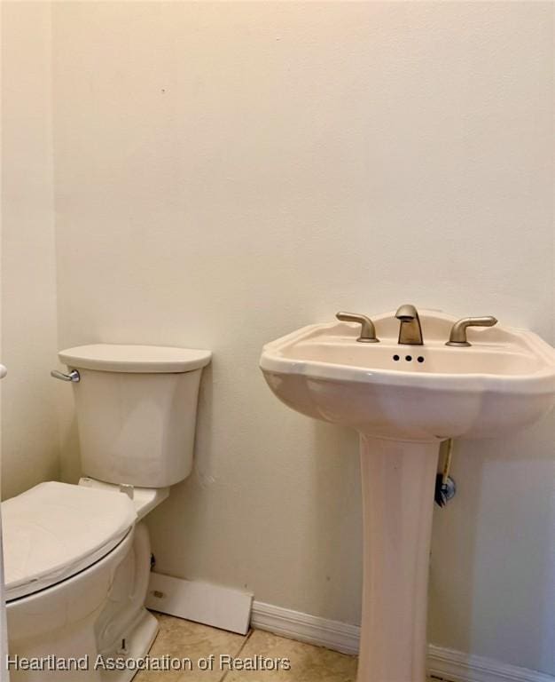 315 Sirena Dr, Lake Placid, FL 33852 - bathroom featuring a sink, baseboards, toilet, and tile patterned flooring