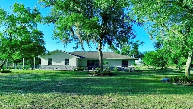315 Sirena Dr, Lake Placid, FL 33852 - exterior space featuring stucco siding and a front yard