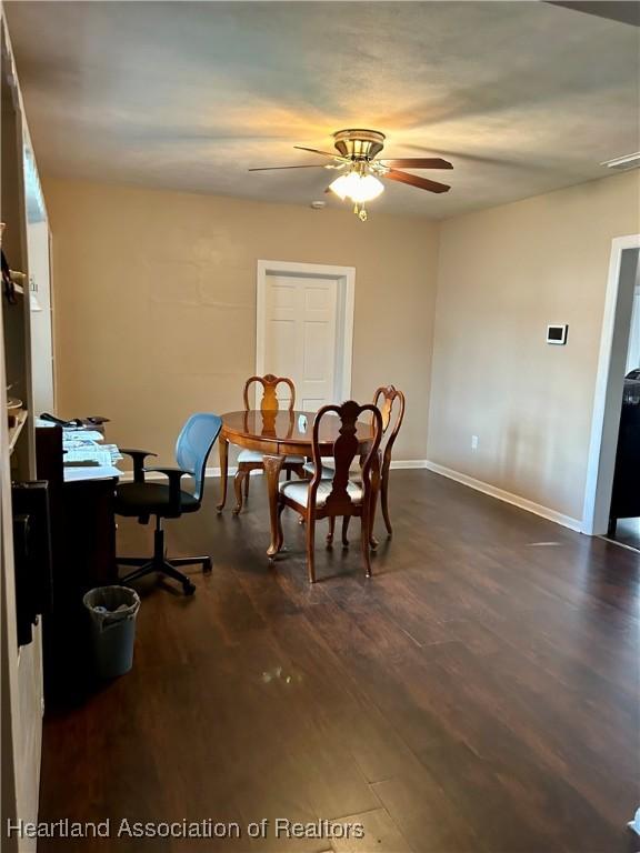 dining room with dark wood-type flooring and ceiling fan