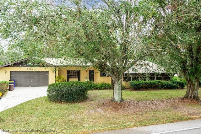 view of front of home featuring a front yard and a garage