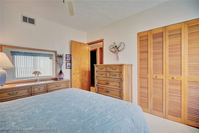 bedroom featuring ceiling fan, a textured ceiling, and a closet